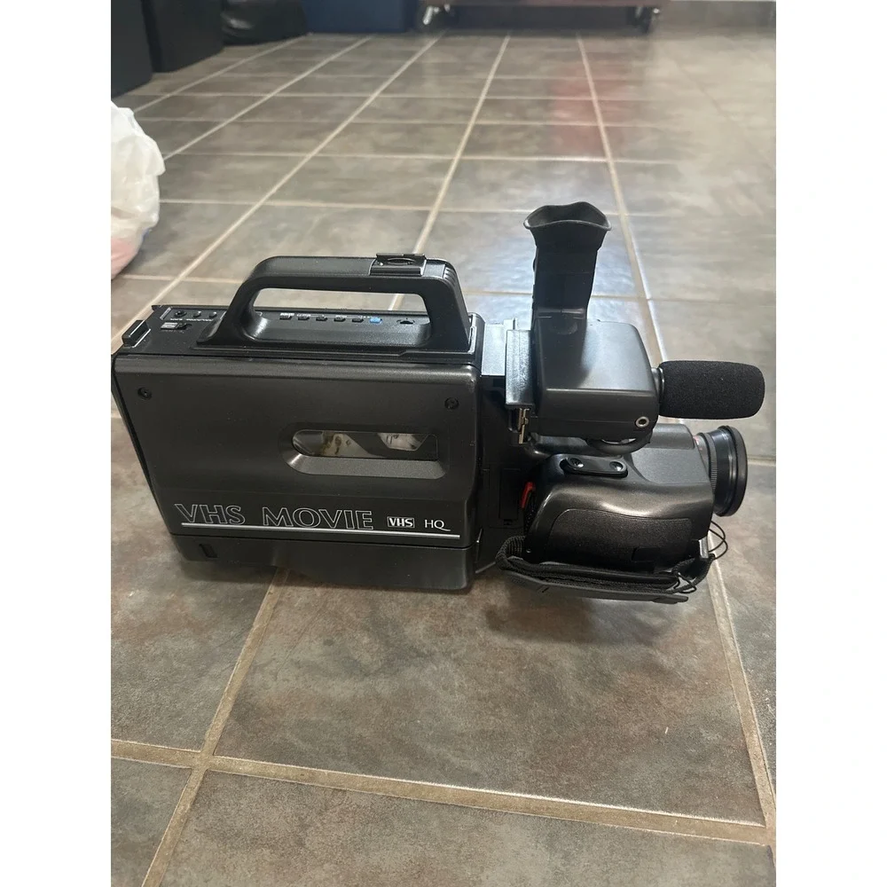 Vintage LXI Series VHS Movie Camcorder CCD Flying Erase Head 6x Zoom with Case